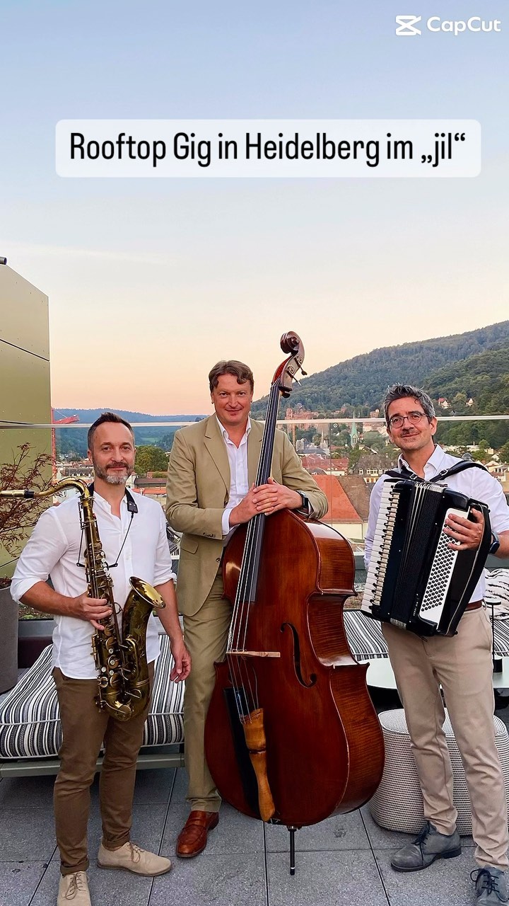 Nicer Gig 🎷🎸🎹🎶 neulich hoch über den Dächern Heidelbergs im @jil_rooftop - super Location 👍👍👍
Saxophon: @florian_wolpert_saxophone 
Bass: @wladlarkin 
Akkordeon: @alexander.nagel.pianist 
#EventBand #Musiker #LiveBand #Livemusik #EventMusik #EventMusic #LiveMusica #Swing #Jazz #Hintergrundmusik #Heidelberg #Sektempfang #Dinner #DinnerMusic #Karlsruhe #Mannheim #Stuttgart #UnpluggedBand #MobileBand